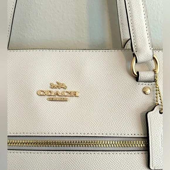 NWOT Coach Tote Pebbled Cream Leather Gold Hrdware Wonderful Mother’s Day Gift